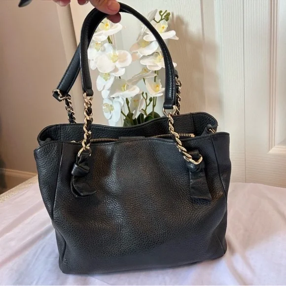 Tory Burch Black Leather Shoulder Bag with Gold Accents - Picture 8 of 16